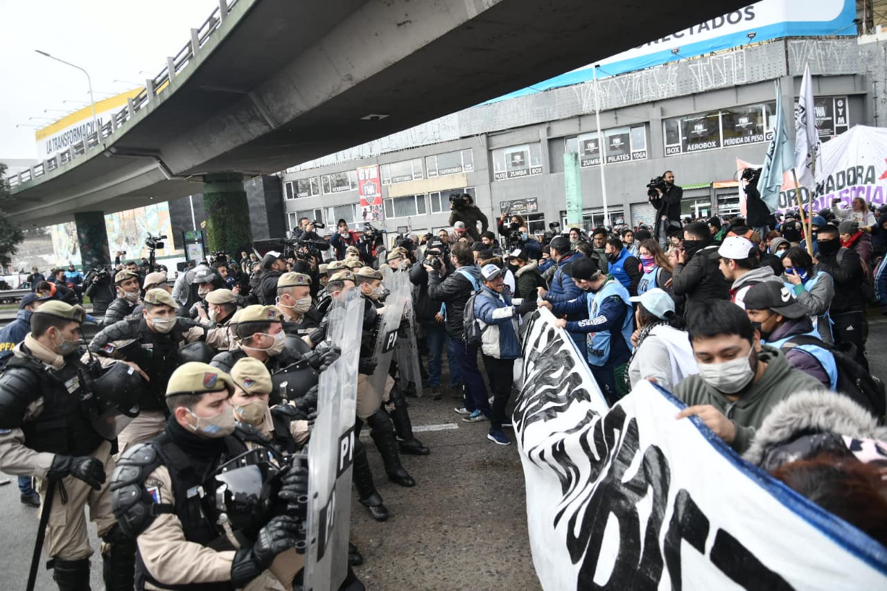 La provocación y represión policial no logró detener la marcha piquetera