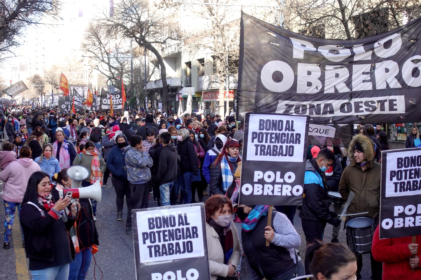 Córdoba: multitudinaria protesta por trabajo genuino y contra el ajuste del FMI