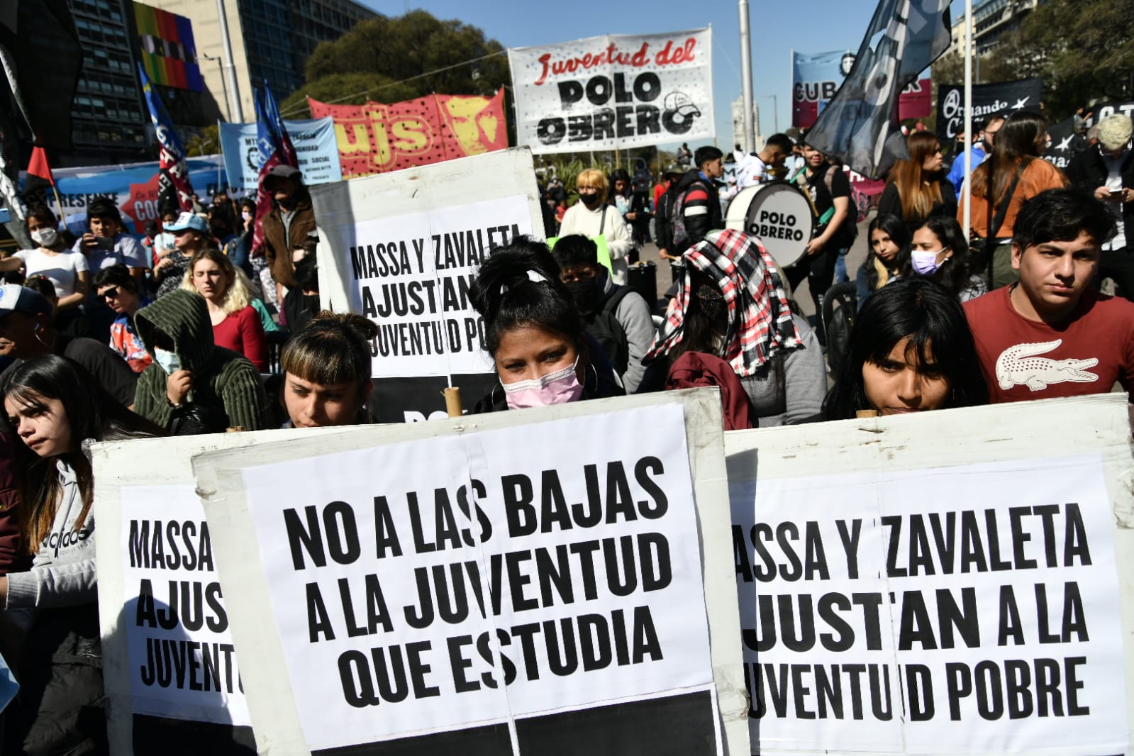 Victoria de estudiantes y piqueteros contra el recorte de programas sociales