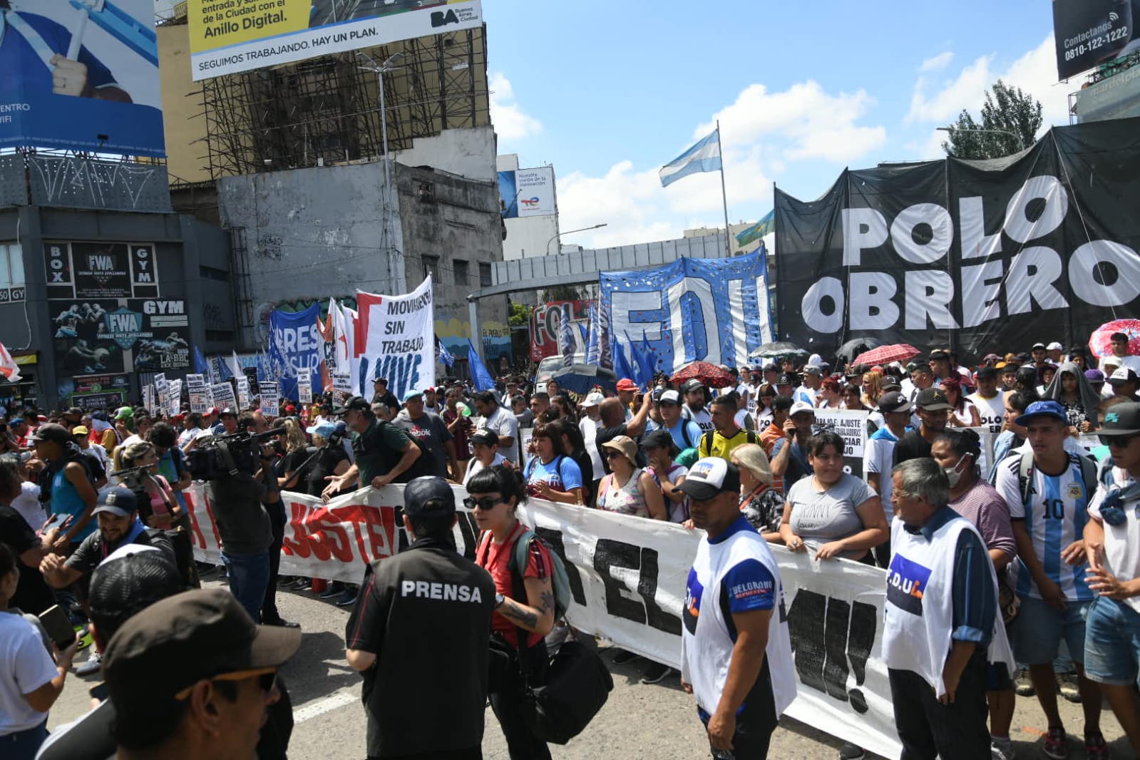 Acampe de la Unidad Piquetera frente a Desarrollo Social. Por una navidad sin hambre. Basta de bajas y de ajuste para pagar al Fondo Monetario.